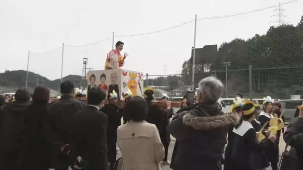 「きっかけは卒業生のサプライズ 中学校の伝統行事｢卒業みこし｣ 感謝の気持ちを込め恩師を担ぐ 岐阜･高山市」の画像