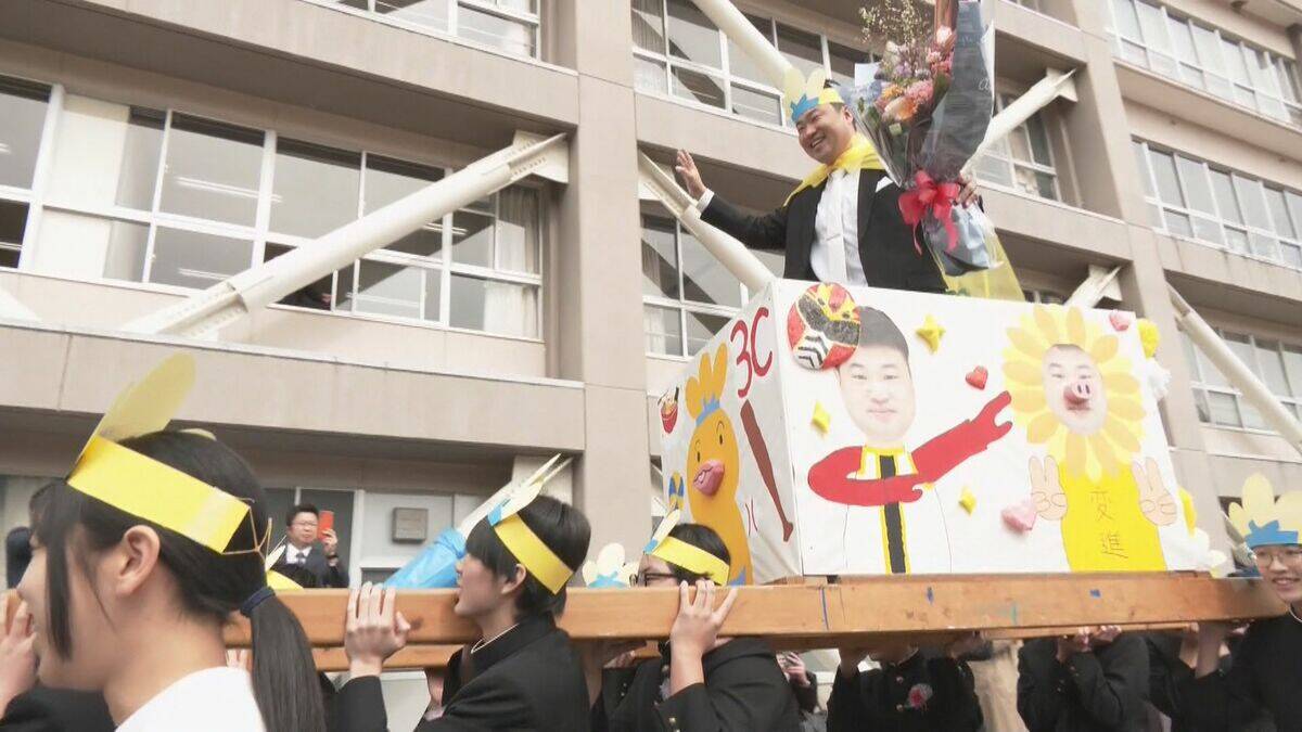 きっかけは卒業生のサプライズ 中学校の伝統行事｢卒業みこし｣ 感謝の気持ちを込め恩師を担ぐ 岐阜･高山市