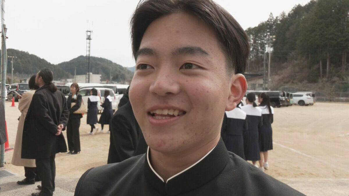 きっかけは卒業生のサプライズ 中学校の伝統行事｢卒業みこし｣ 感謝の気持ちを込め恩師を担ぐ 岐阜･高山市