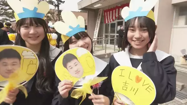 「きっかけは卒業生のサプライズ 中学校の伝統行事｢卒業みこし｣ 感謝の気持ちを込め恩師を担ぐ 岐阜･高山市」の画像