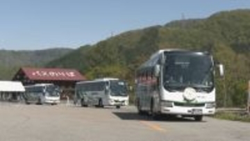 日本一高い場所をバスドライブ ｢乗鞍スカイライン｣開通 最大4ｍ超の雪壁･壮大な景色… 観光客ら魅了 岐阜と長野にまたがる北アルプス乗鞍岳