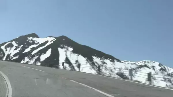「日本一高い場所を走る道路 ｢乗鞍スカイライン｣開通 最大4ｍ超の雪壁･壮大な景色… 観光客ら魅了 岐阜と長野にまたがる北アルプス乗鞍岳」の画像