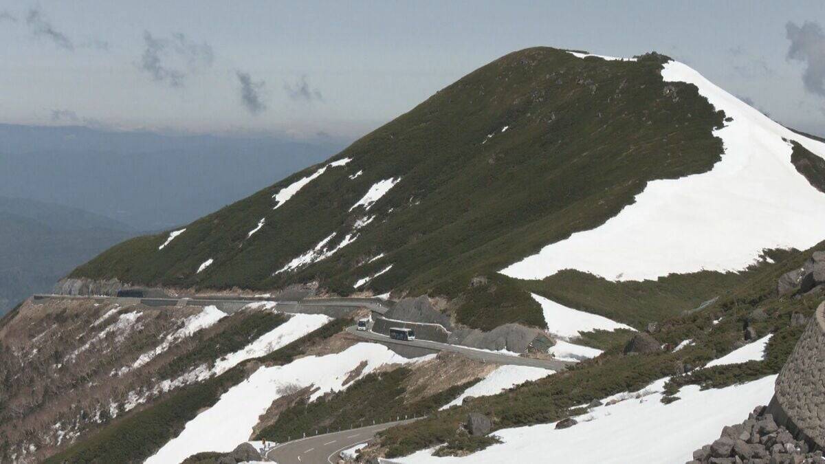 日本一高い場所を走る道路 ｢乗鞍スカイライン｣開通 最大4ｍ超の雪壁･壮大な景色… 観光客ら魅了 岐阜と長野にまたがる北アルプス乗鞍岳