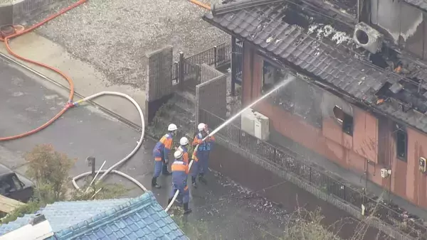 「｢建物から火が出ている｣ 住宅火災で焼け跡から1人の遺体 この家に住む85歳の女性か 三重･鈴鹿市」の画像