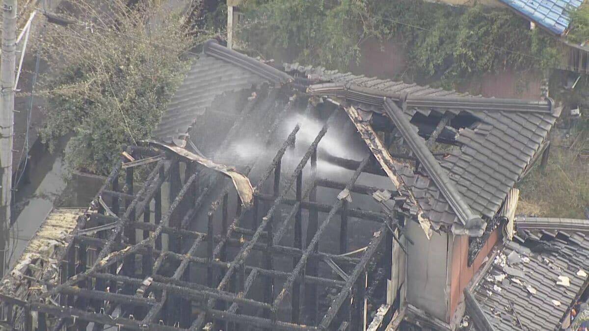 ｢建物から火が出ている｣ 住宅火災で焼け跡から1人の遺体 この家に住む85歳の女性か 三重･鈴鹿市
