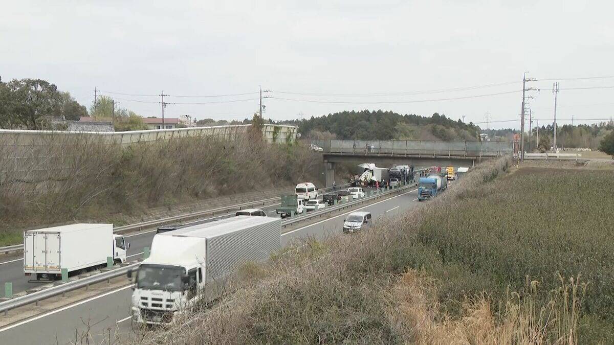 東名阪道でトラック3台絡む事故 通り抜けようとしたトレーラーも接触… 2人軽傷 集中工事の影響で車線規制していた 三重