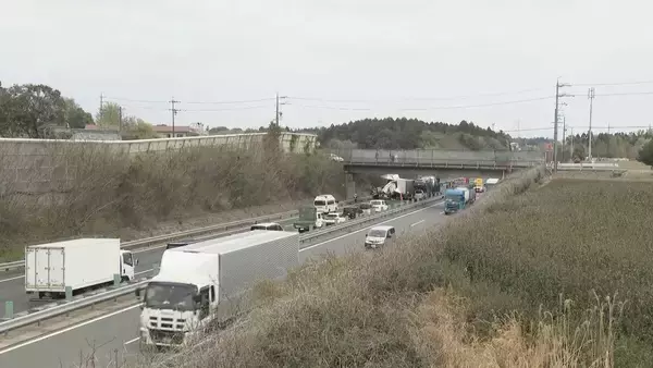 「東名阪道でトラック3台絡む事故 通り抜けようとしたトレーラーも接触… 2人軽傷 集中工事の影響で車線規制していた 三重」の画像