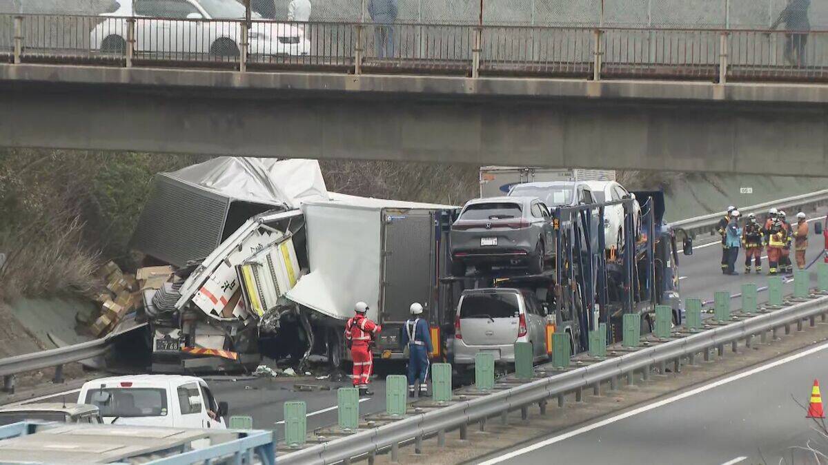 東名阪道でトラック3台絡む事故 通り抜けようとしたトレーラーも接触… 2人軽傷 集中工事の影響で車線規制していた 三重