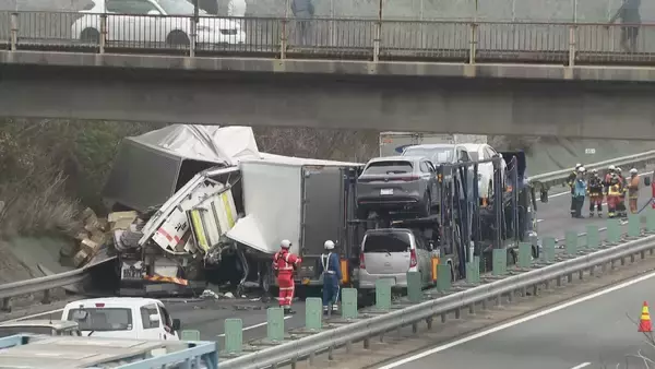 「東名阪道でトラック3台絡む事故 通り抜けようとしたトレーラーも接触… 2人軽傷 集中工事の影響で車線規制していた 三重」の画像