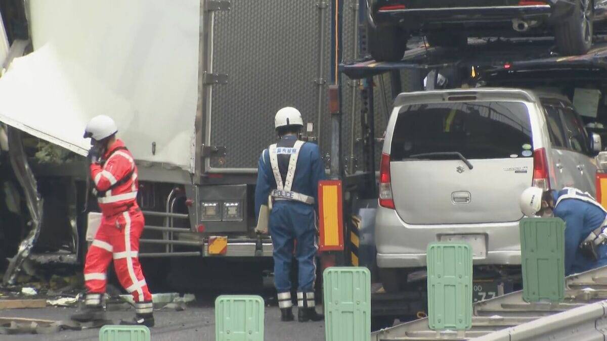 東名阪道でトラック3台絡む事故 通り抜けようとしたトレーラーも接触… 2人軽傷 集中工事の影響で車線規制していた 三重