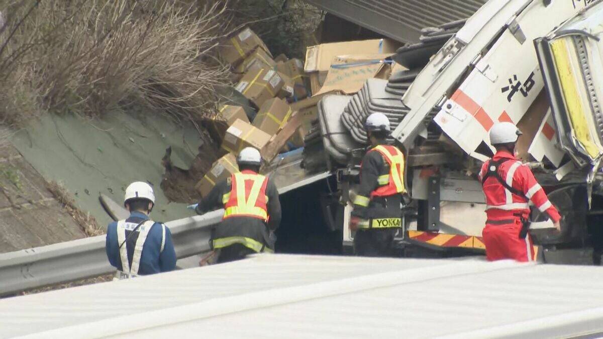 東名阪道でトラック3台絡む事故 通り抜けようとしたトレーラーも接触… 2人軽傷 集中工事の影響で車線規制していた 三重