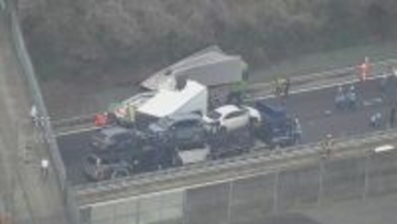 東名阪道でトラック3台絡む事故 通り抜けようとしたトレーラーも接触… 2人軽傷 集中工事の影響で車線規制していた 三重