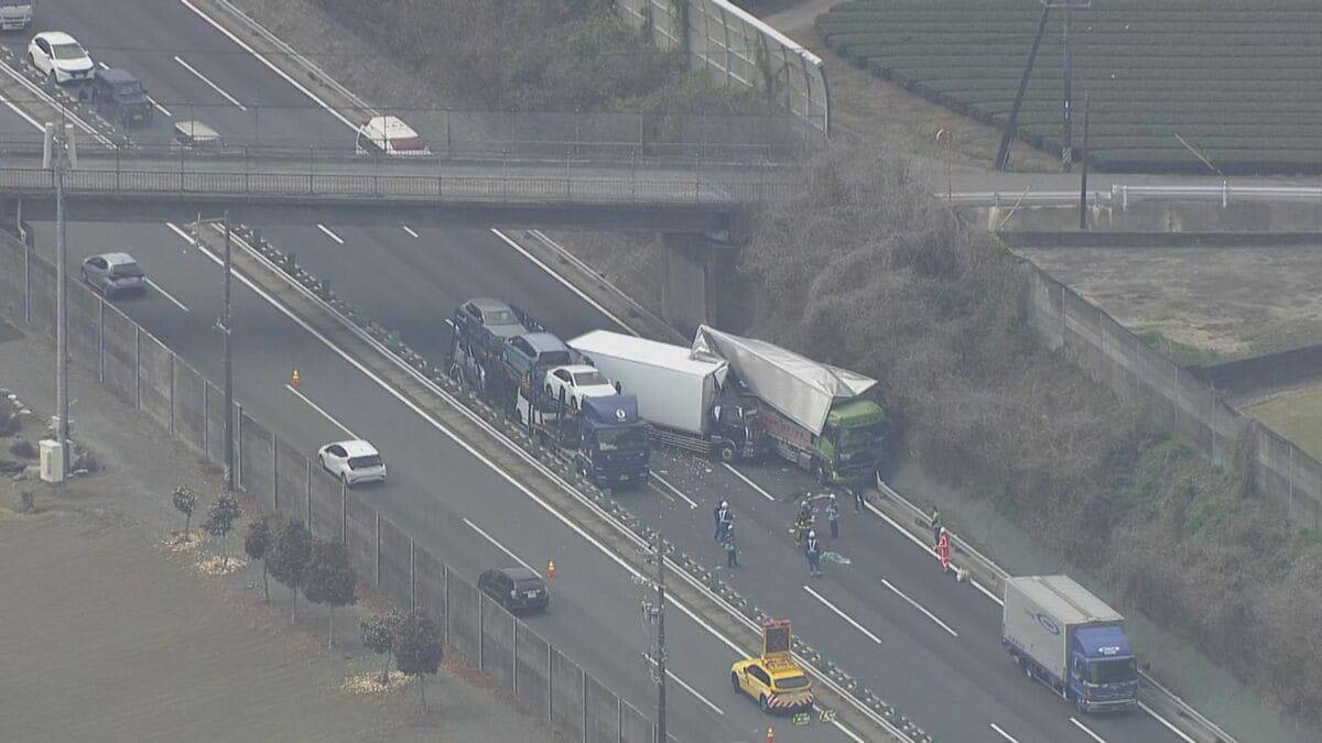 東名阪道でトラック3台絡む事故 通り抜けようとしたトレーラーも接触… 2人軽傷 集中工事の影響で車線規制していた 三重