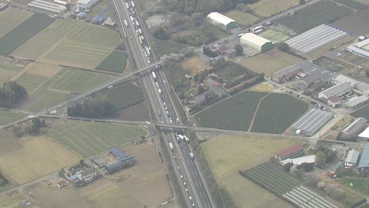 東名阪道でトラック3台絡む事故 通り抜けようとしたトレーラーも接触… 2人軽傷 集中工事の影響で車線規制していた 三重