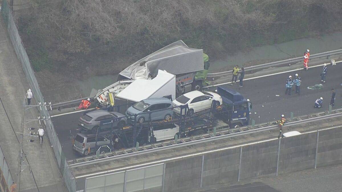 東名阪道でトラック3台絡む事故 通り抜けようとしたトレーラーも接触… 2人軽傷 集中工事の影響で車線規制していた 三重