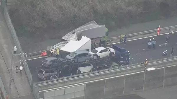 「東名阪道でトラック3台絡む事故 通り抜けようとしたトレーラーも接触… 2人軽傷 集中工事の影響で車線規制していた 三重」の画像