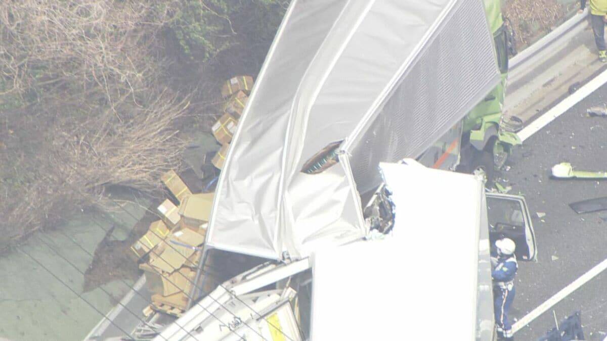 東名阪道でトラック3台絡む事故 通り抜けようとしたトレーラーも接触… 2人軽傷 集中工事の影響で車線規制していた 三重