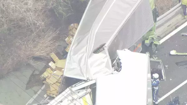 「東名阪道でトラック3台絡む事故 通り抜けようとしたトレーラーも接触… 2人軽傷 集中工事の影響で車線規制していた 三重」の画像