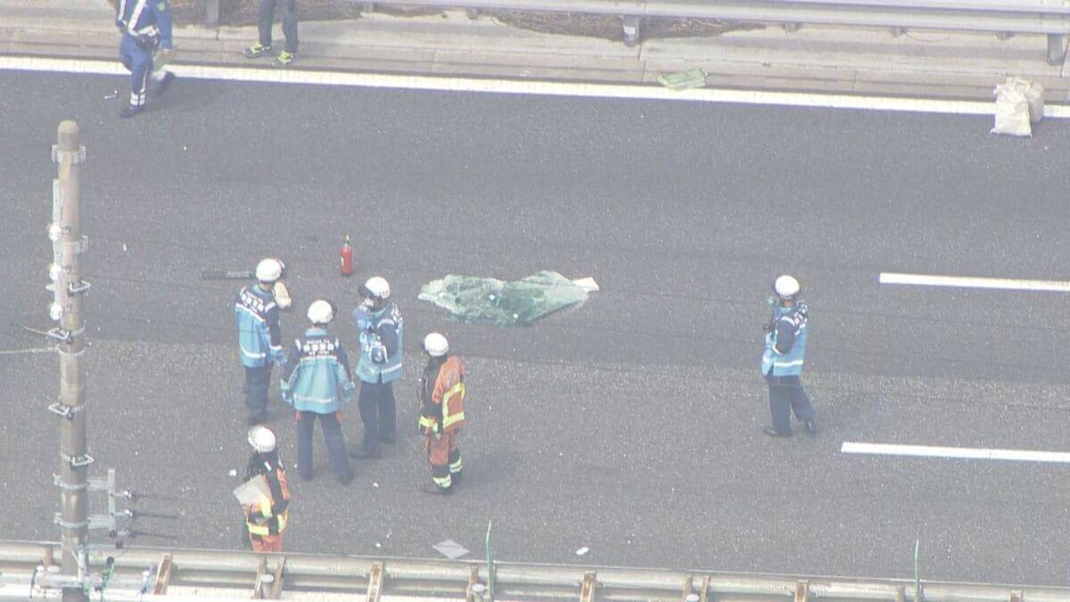 東名阪道でトラック3台絡む事故 通り抜けようとしたトレーラーも接触… 2人軽傷 集中工事の影響で車線規制していた 三重