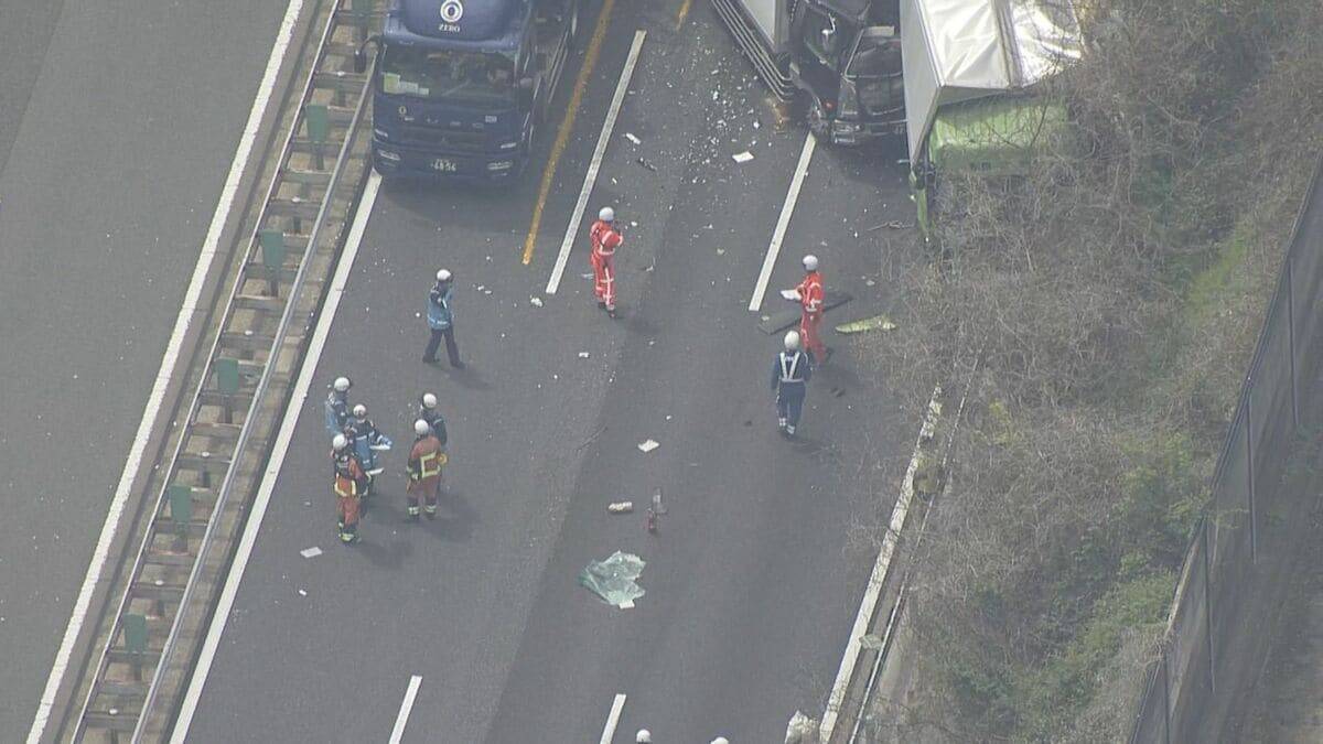 東名阪道でトラック3台絡む事故 通り抜けようとしたトレーラーも接触… 2人軽傷 集中工事の影響で車線規制していた 三重