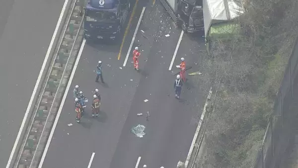 「東名阪道でトラック3台絡む事故 通り抜けようとしたトレーラーも接触… 2人軽傷 集中工事の影響で車線規制していた 三重」の画像