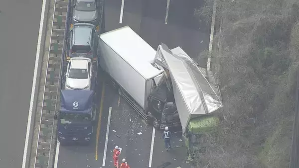 「東名阪道でトラック3台絡む事故 通り抜けようとしたトレーラーも接触… 2人軽傷 集中工事の影響で車線規制していた 三重」の画像