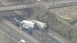 「東名阪道でトラック3台絡む事故 通り抜けようとしたトレーラーも接触… 2人軽傷 集中工事の影響で車線規制していた 三重」の画像9