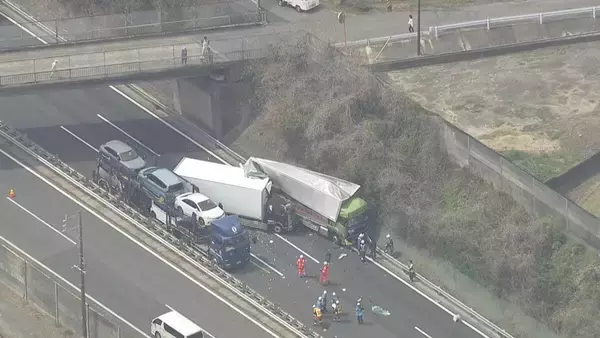 「東名阪道でトラック3台絡む事故 通り抜けようとしたトレーラーも接触… 2人軽傷 集中工事の影響で車線規制していた 三重」の画像