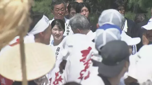 「愛子さまが伊勢神宮を参拝  ｢笑顔で手を振っていただいて…｣式年遷宮に向けた伝統行事“お木曳”に法被を着て参加」の画像