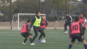 なでしこジャパンの司令塔・谷川萌々子選手が小中学生向けにサッカー教室　愛知・刈谷市で40人に技術指導　実戦形式の練習も