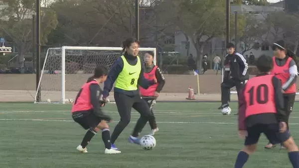 なでしこジャパンの司令塔・谷川萌々子選手が小中学生向けにサッカー教室　愛知・刈谷市で40人に技術指導　実戦形式の練習も