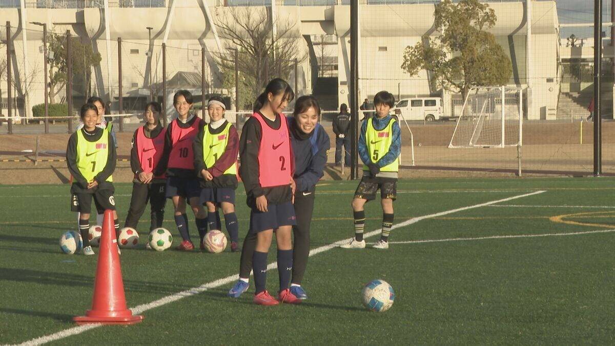 なでしこジャパンの司令塔・谷川萌々子選手が小中学生向けにサッカー教室　愛知・刈谷市で40人に技術指導　実戦形式の練習も