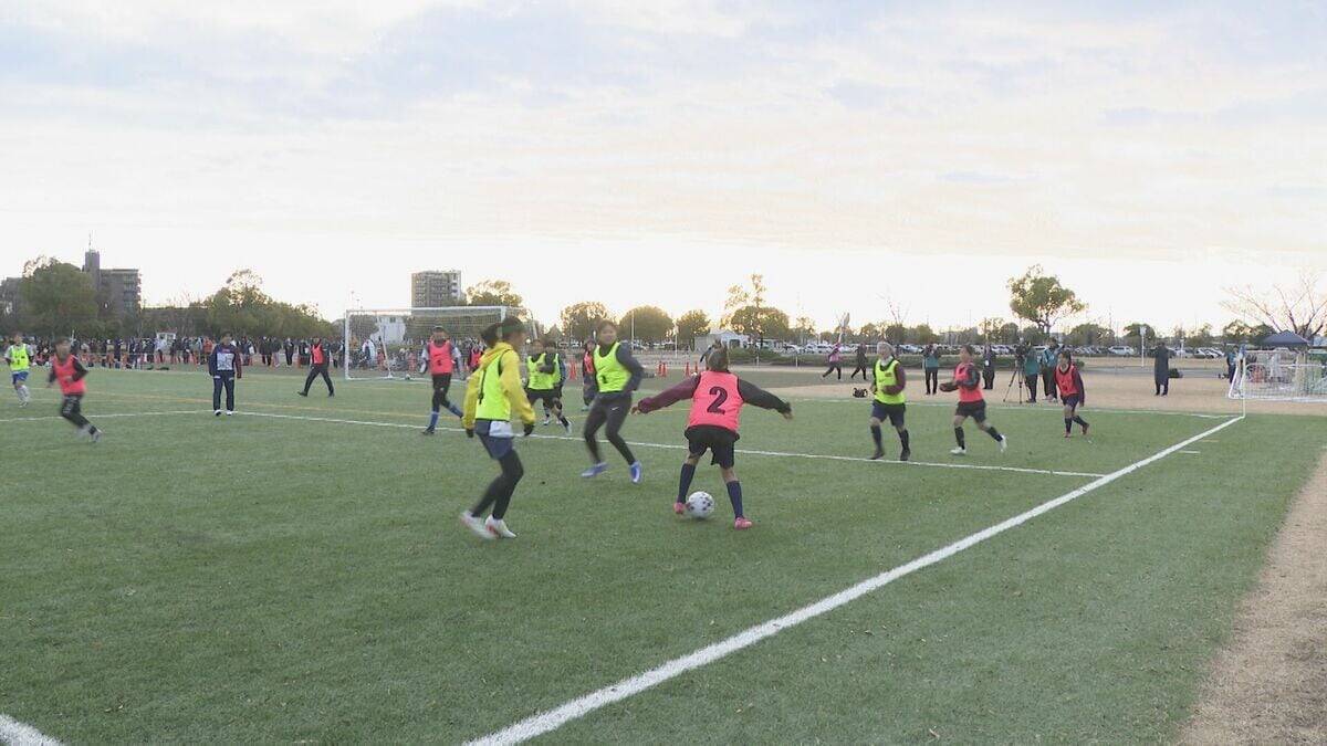 なでしこジャパンの司令塔・谷川萌々子選手が小中学生向けにサッカー教室　愛知・刈谷市で40人に技術指導　実戦形式の練習も