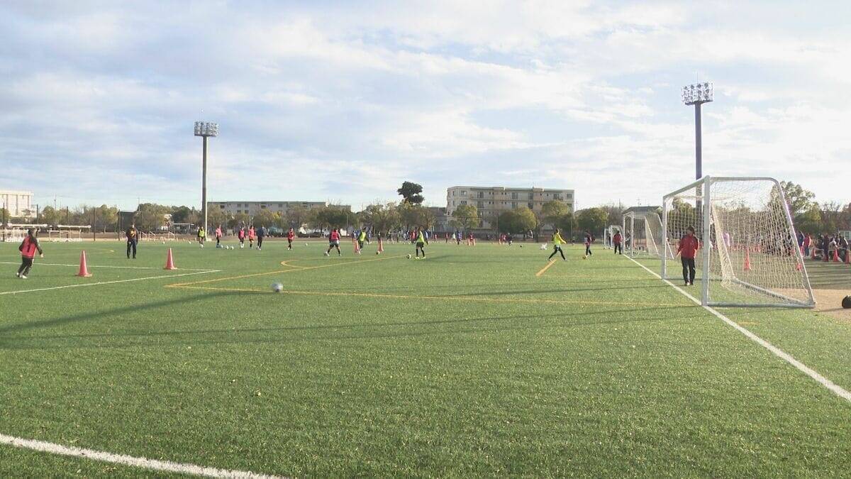 なでしこジャパンの司令塔・谷川萌々子選手が小中学生向けにサッカー教室　愛知・刈谷市で40人に技術指導　実戦形式の練習も