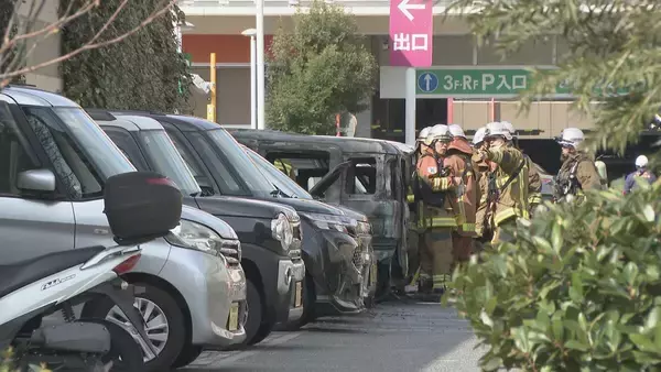 「「駐車場に止めてある車両から出火している」ショッピングセンター駐車場で軽乗用車４台焼ける　けが人なし　名古屋・西区」の画像