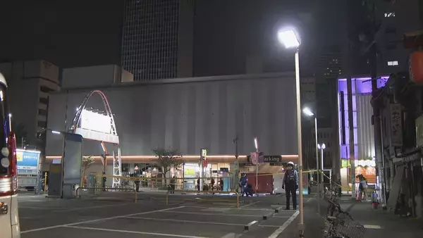 「「友人が刃物で刺された」栄3丁目で男性（18）が鼻や頬から血を流す… 命に別状なし　襲ったとみられる男2人が逃走中　上下黒い服を着用　警察が殺人未遂事件として捜査」の画像