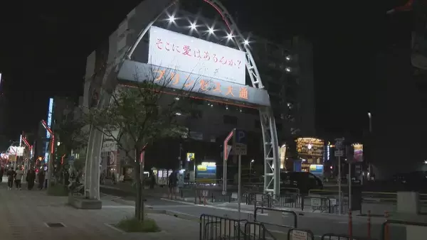 「「友人が刃物で刺された」栄3丁目で男性（18）が鼻や頬から血を流す… 命に別状なし　襲ったとみられる男2人が逃走中　上下黒い服を着用　警察が殺人未遂事件として捜査」の画像