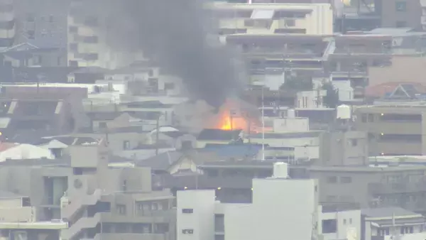 名古屋･昭和区御器所で住宅火災 ｢家から煙、炎が出ている｣ 近隣住民が逃げる際にケガ