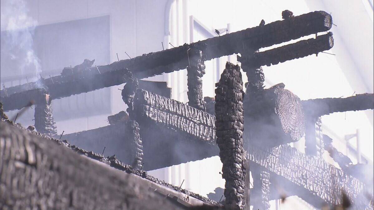 三重･鳥羽市で木造2階建ての住宅が全焼 女性の遺体見つかる 1人暮らしの82歳女性と連絡取れず 隣の住宅も全焼するなど計4棟焼ける