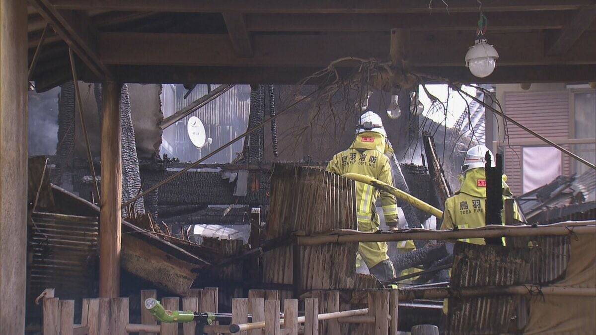 三重･鳥羽市で木造2階建ての住宅が全焼 女性の遺体見つかる 1人暮らしの82歳女性と連絡取れず 隣の住宅も全焼するなど計4棟焼ける