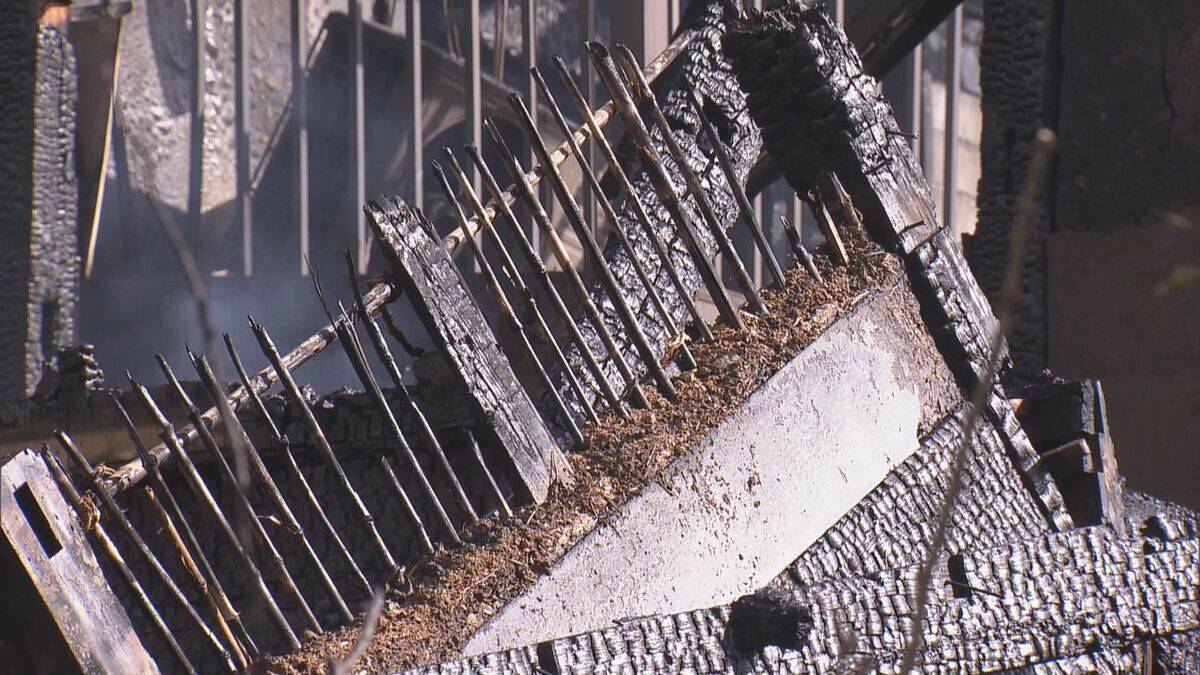 三重･鳥羽市で木造2階建ての住宅が全焼 女性の遺体見つかる 1人暮らしの82歳女性と連絡取れず 隣の住宅も全焼するなど計4棟焼ける