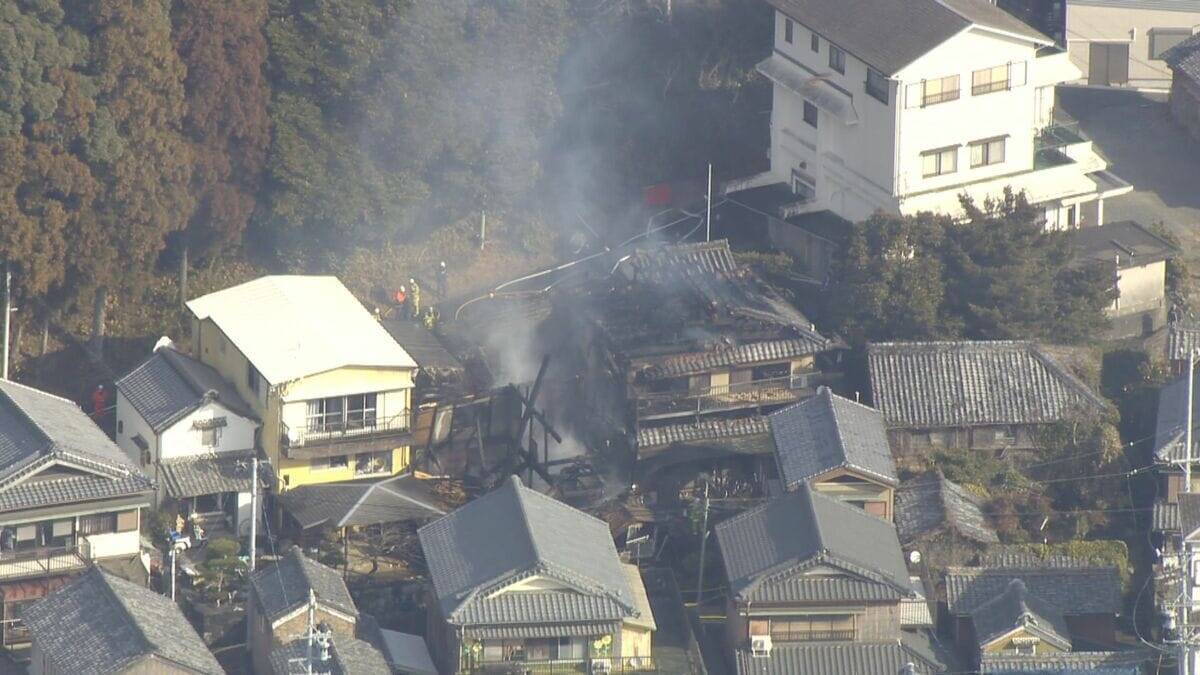 三重･鳥羽市で木造2階建ての住宅が全焼 女性の遺体見つかる 1人暮らしの82歳女性と連絡取れず 隣の住宅も全焼するなど計4棟焼ける