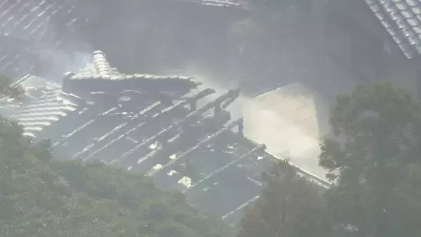 「三重･鳥羽市で木造2階建ての住宅が全焼 女性の遺体見つかる 1人暮らしの82歳女性と連絡取れず 隣の住宅も全焼するなど計4棟焼ける」の画像