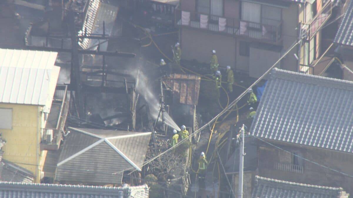 三重･鳥羽市で木造2階建ての住宅が全焼 女性の遺体見つかる 1人暮らしの82歳女性と連絡取れず 隣の住宅も全焼するなど計4棟焼ける