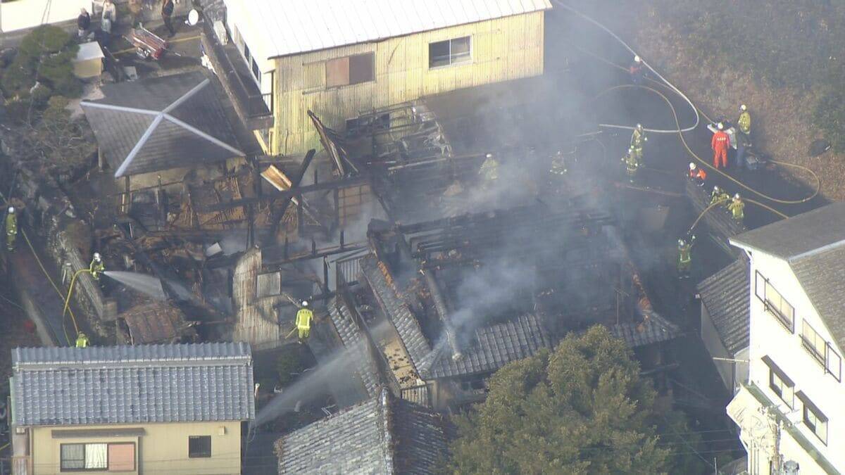 三重･鳥羽市で木造2階建ての住宅が全焼 女性の遺体見つかる 1人暮らしの82歳女性と連絡取れず 隣の住宅も全焼するなど計4棟焼ける