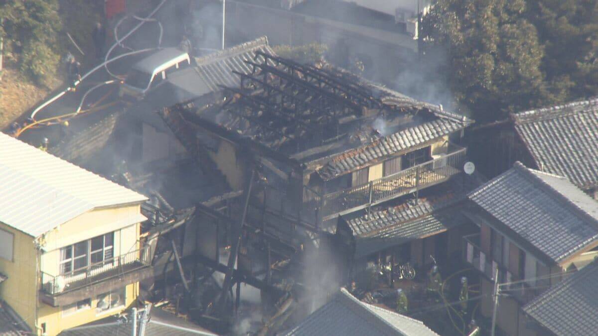 三重･鳥羽市で木造2階建ての住宅が全焼 女性の遺体見つかる 1人暮らしの82歳女性と連絡取れず 隣の住宅も全焼するなど計4棟焼ける
