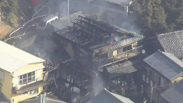 「三重･鳥羽市で木造2階建ての住宅が全焼 女性の遺体見つかる 1人暮らしの82歳女性と連絡取れず 隣の住宅も全焼するなど計4棟焼ける」の画像