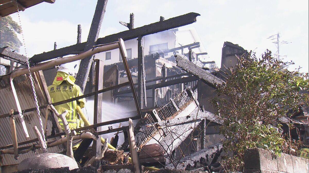 三重･鳥羽市で木造2階建ての住宅が全焼 女性の遺体見つかる 1人暮らしの82歳女性と連絡取れず 隣の住宅も全焼するなど計4棟焼ける