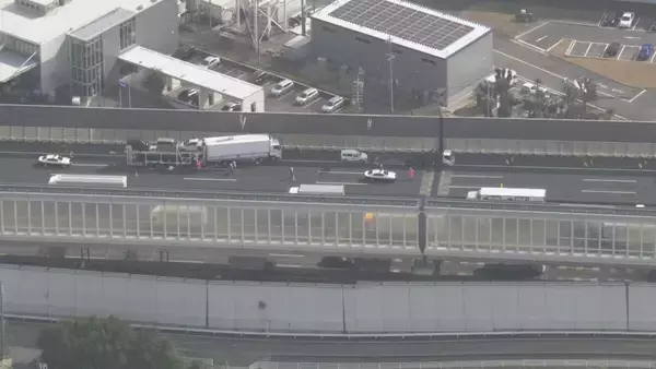 「伊勢湾岸道で渋滞の列にキャリアカーが突っ込む 車４台絡む玉突き事故 1人死亡 愛知・豊明市」の画像