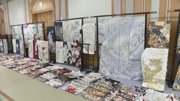 華やかな花柄など新作の振袖1500枚以上並ぶ　名古屋のホテルで「大振袖博」